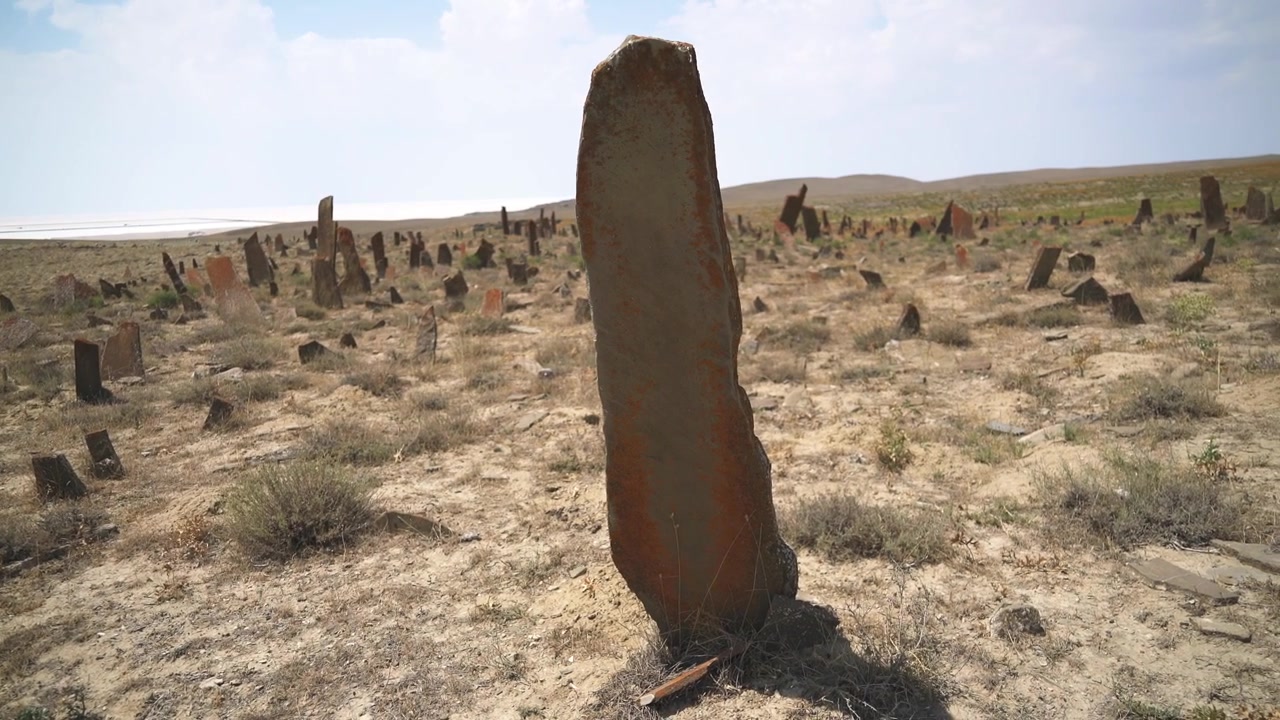 Antiguas lápidas de piedra en un cementerio desértico