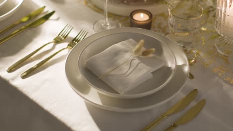 cerrar la mesa preparada para la comida en la recepción de la boda 5