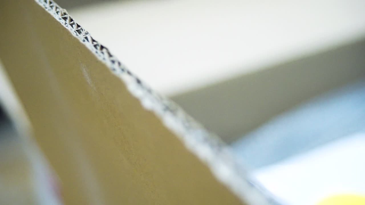 파동 된 카드보드의 클로즈업