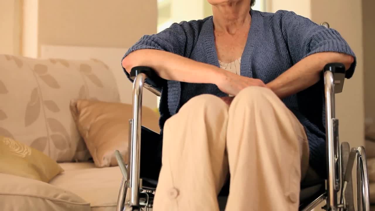 ⁇ 체어 에 앉아 있는 여자