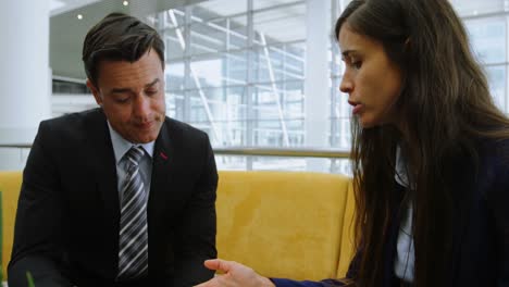 hombre de negocios y mujer de negocios discutiendo sobre documentos 4k