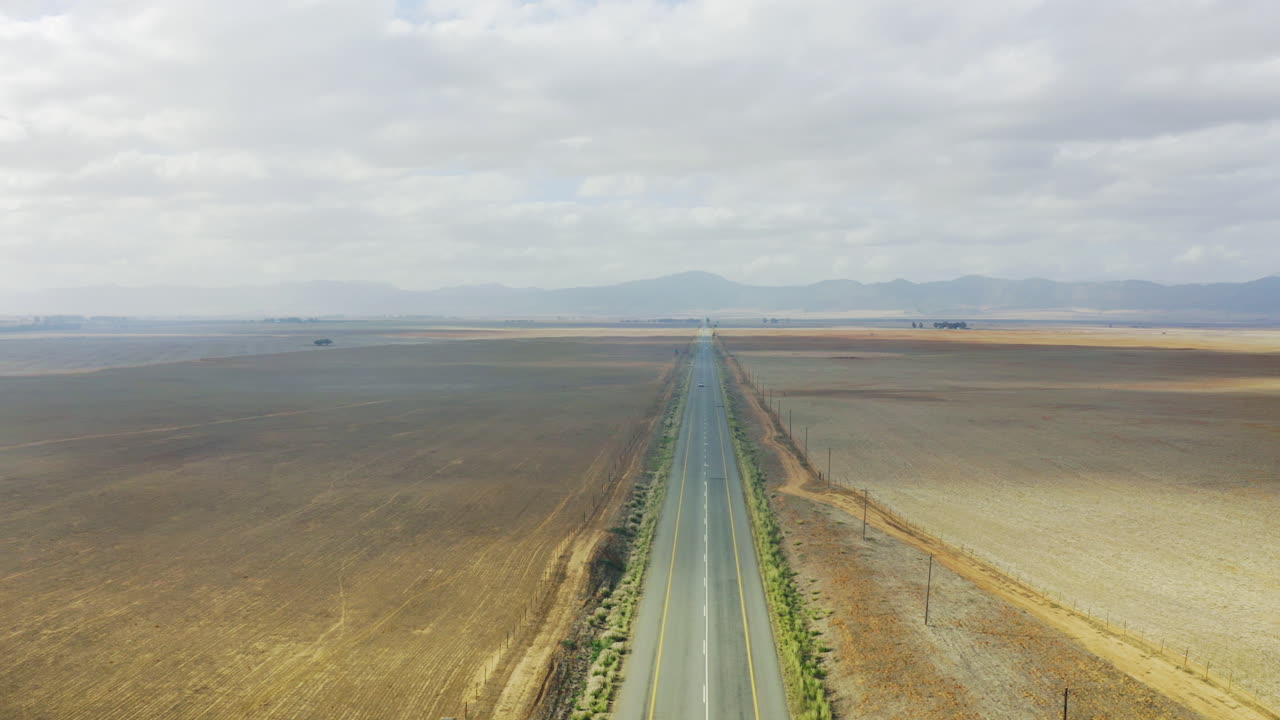 пойти по открытой дороге, чтобы найти приключение.