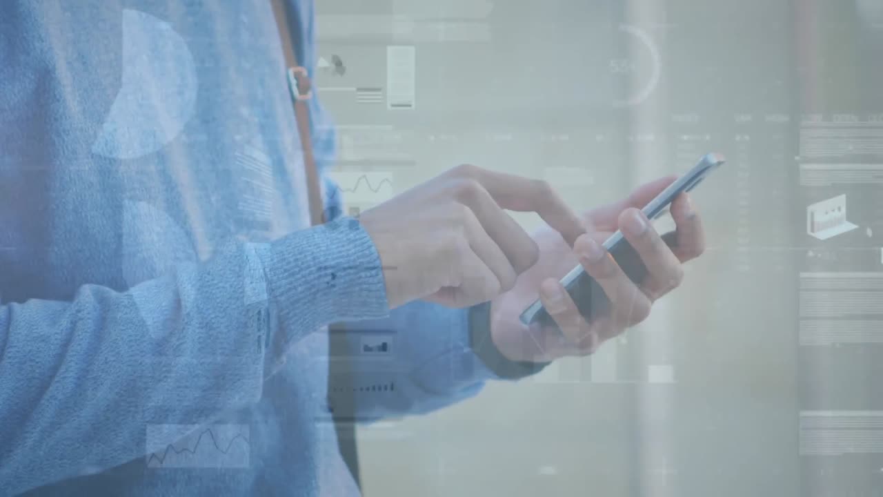 animación del procesamiento de datos sobre un hombre de negocios que usa un teléfono inteligente