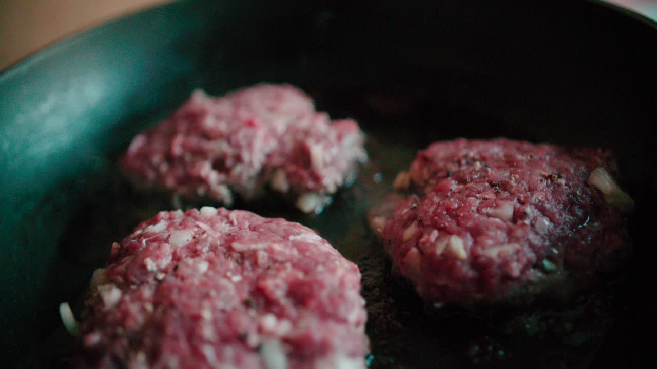 haciendo deliciosas hamburguesas caseras - cámara lenta