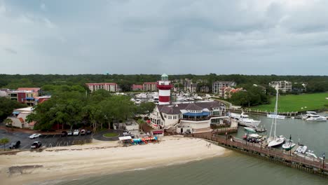 Ciudad-Portuaria-Hilton-Head-Cerca-Drone-Sobrevuelo-De-Faro-Mañana-Nublada