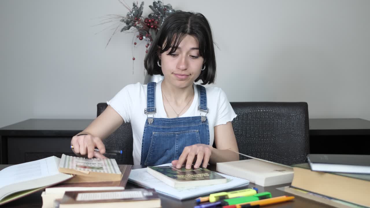 chica organizar el escritorio