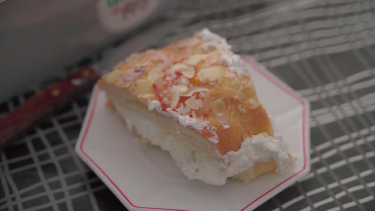 접시에 스페인 크리스마스 roscon 케이크 한 조각을 놓고 닫습니다