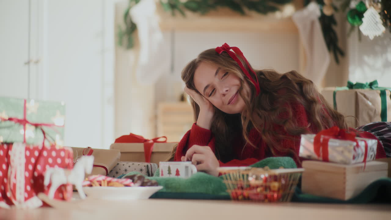 가정 에서 크리스마스 때 바닥 에 누워 있는 행복 한 여자