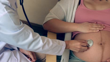 Mujer-Embarazada-Y-Médico-Ginecólogo-En-El-Hospital