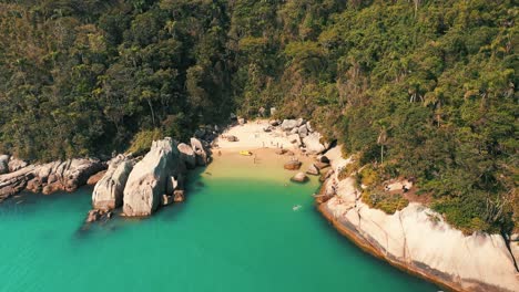 Establecimiento-De-Tiro-Soleado-Día-De-Verano-Playa-Tropical-Vista-Aérea-Ubicada-En-Santa-Catarina,-Brasil