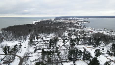 Empujando-Hacia-El-Norte-Sobre-Los-Vecindarios-Entre-El-Lago-Michigan-Y-El-Lago-Muskegon