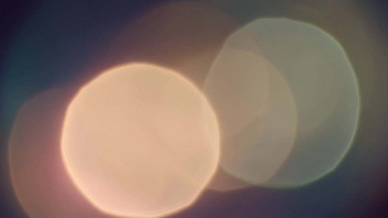 ソフトに輝くボケの光の輪の抽象的な背景