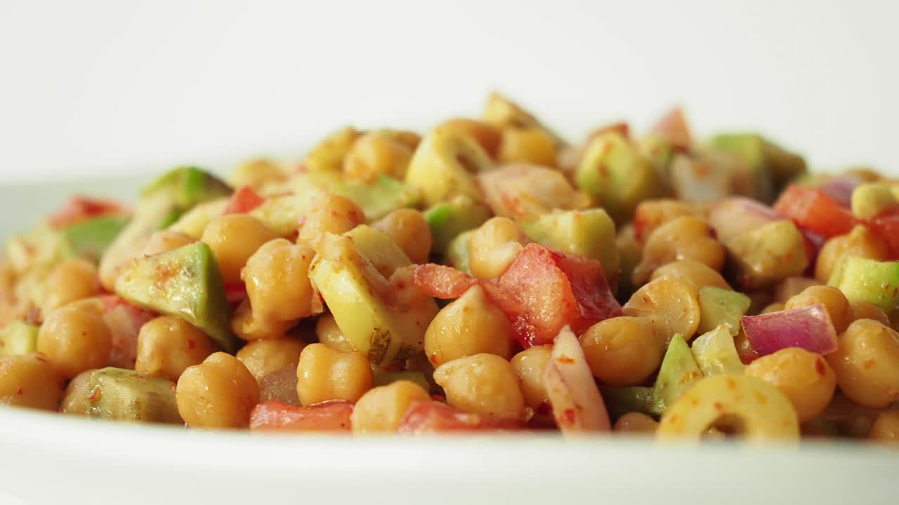 ensalada de chickpea con tomates, cebolla roja y pimientos verdes