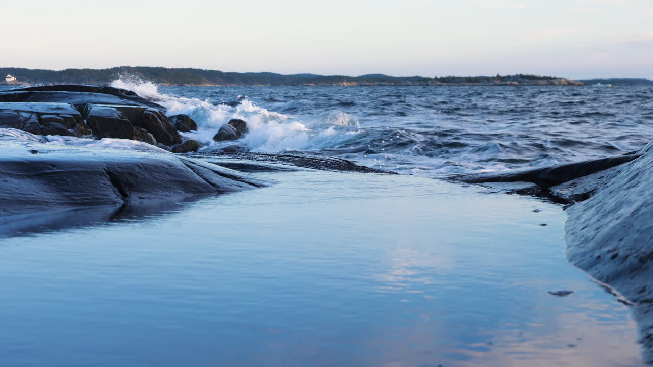 화창한 아침, 노르웨이 아우스트 아그더(aust-agder)에 있는 스카게라크 바다(skagerrak sea)에 있는 저스토야 섬(justoya island)의 해안을 강타하는 파도의 정적인 샷