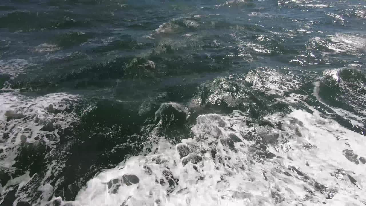 viendo pasar las aguas turbulentas mientras viaja en el océano