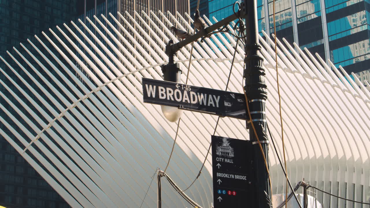 뉴욕 의 세계 무역 센터 에 있는 오쿨루스 건물 의 외관