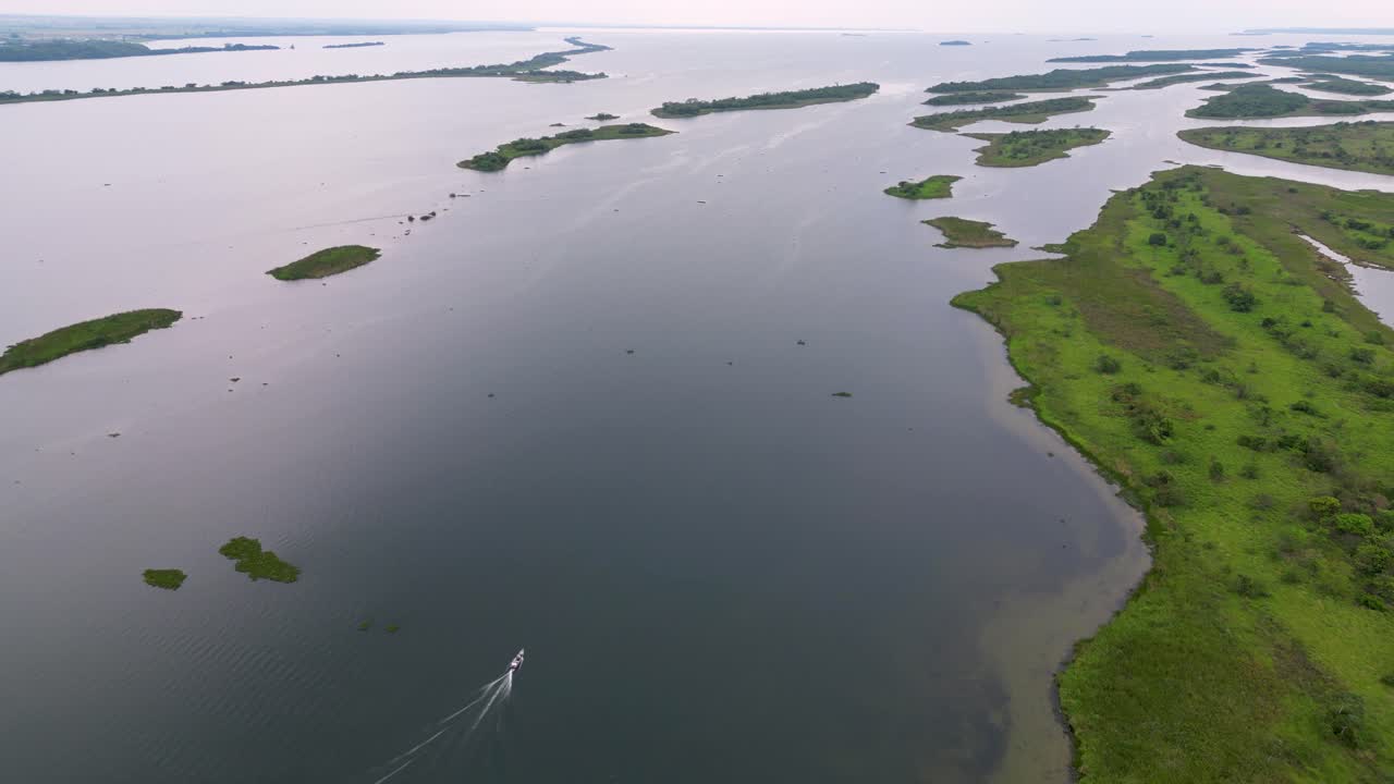 vista panorámica del río paraná en barco - mato grosso do sul - brasil