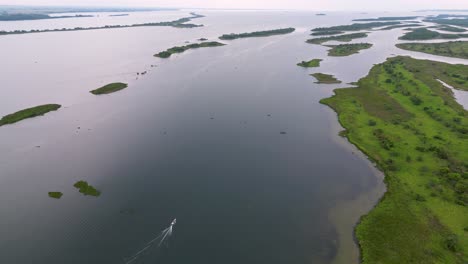 Vista-Panorámica-Del-Río-Paraná-En-Barco---Mato-Grosso-Do-Sul---Brasil