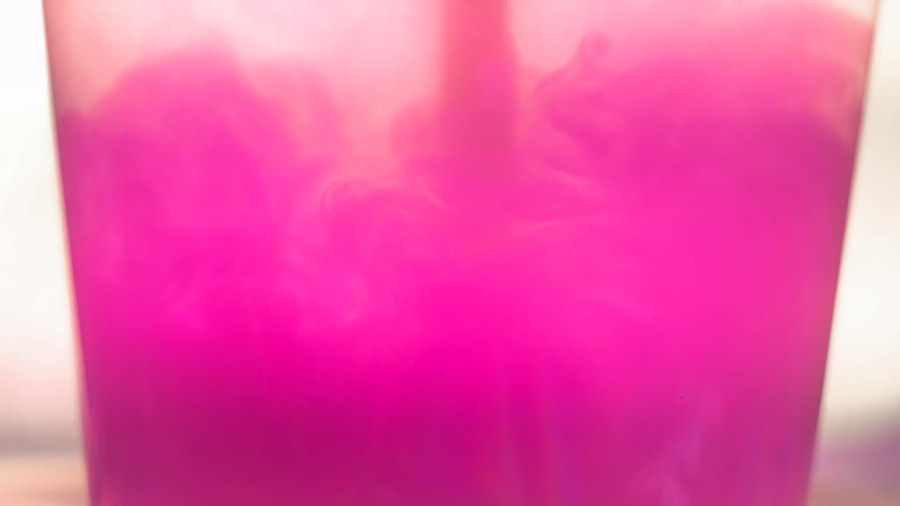 эксперимент по смешиванию розовой жидкости