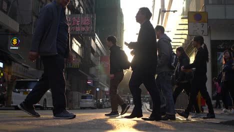 Belebte-Hong-Kong-Street-Bei-Sonnenuntergang