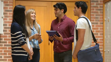 estudiantes de pie hablando en el vestuario