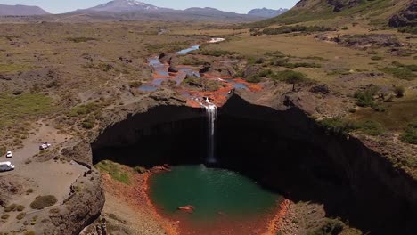vista aérea superior sobre la cascada "salto del agrio" cerca de caviahue, patagonia argentina