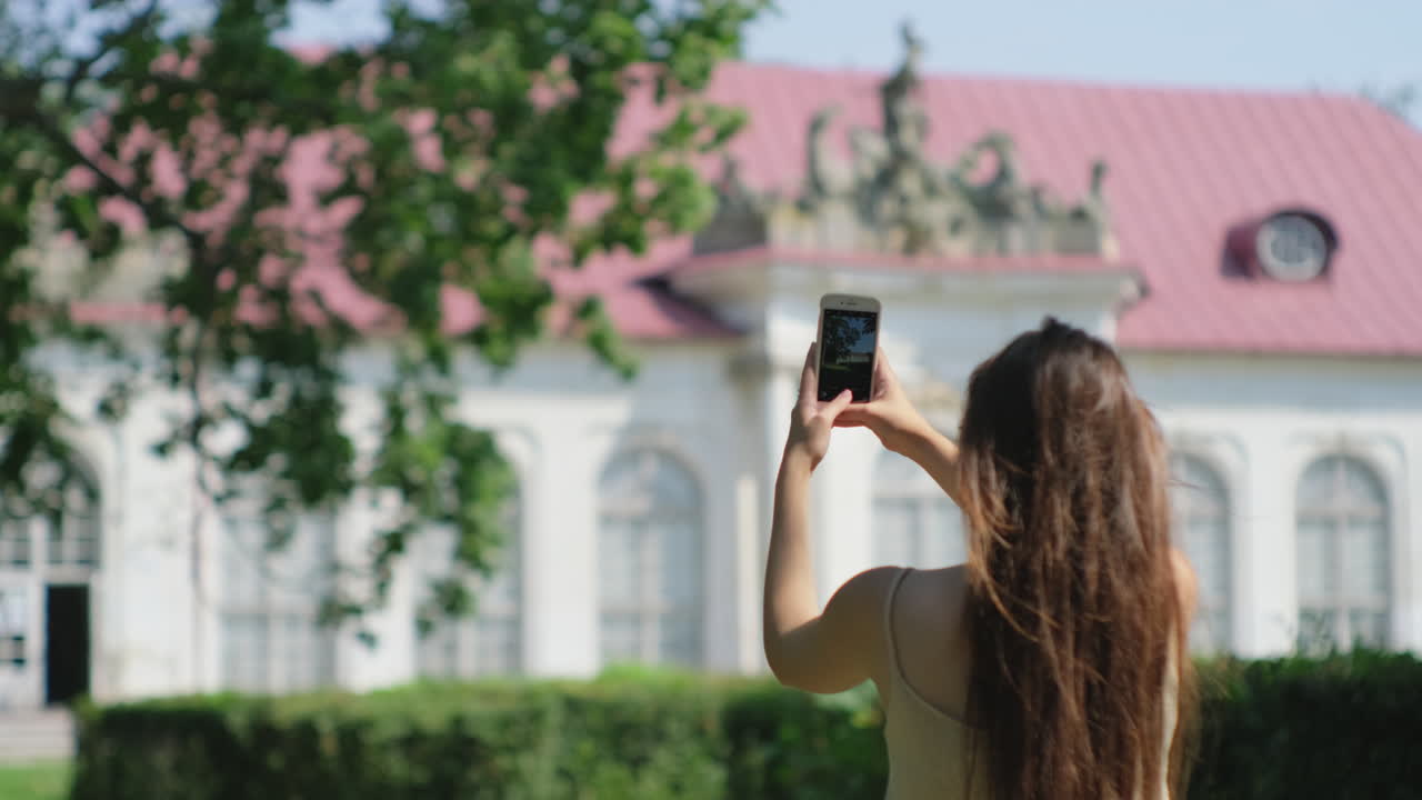mujer tomando una foto de un palacio