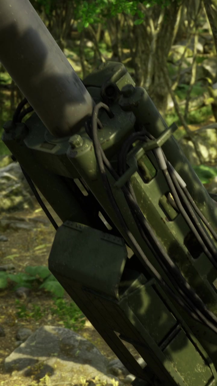 Equipaggiamento militare in un ambiente forestale durante le ore diurne.
