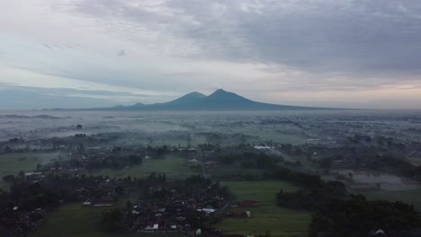 Vista-Aérea-De-La-Mañana-Nublada-Con-Hermosas-Y-Exóticas-Vistas-De-Dos-Montañas