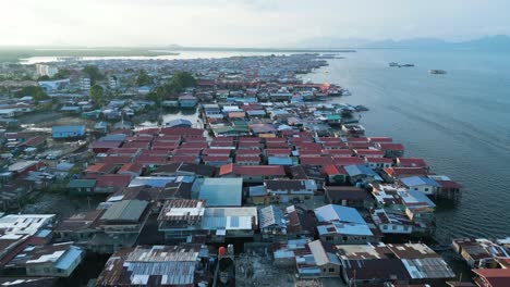 Vista-Aérea-De-La-Vida-Marina-De-La-Comunidad-Sabah-Semporna-Bajau-Laut,-Malasia