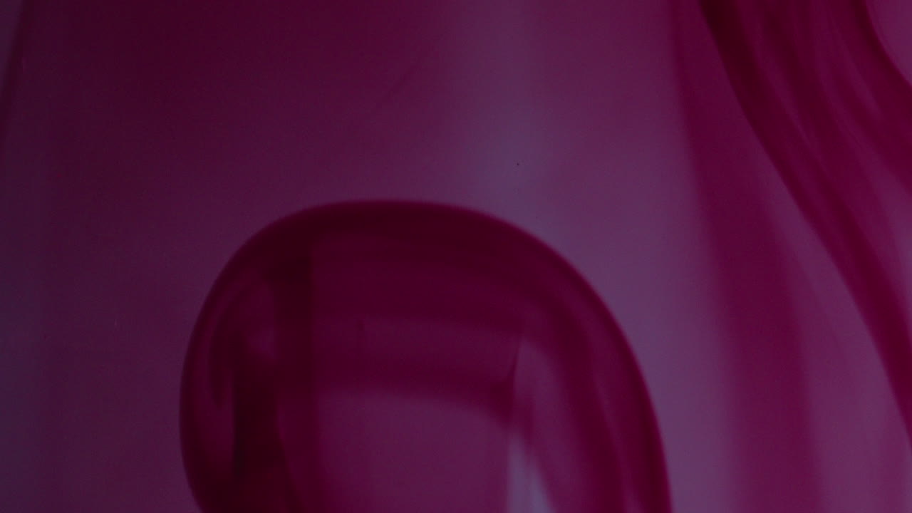 macro toma de fluido rojo flotando bajo el agua a cámara lenta