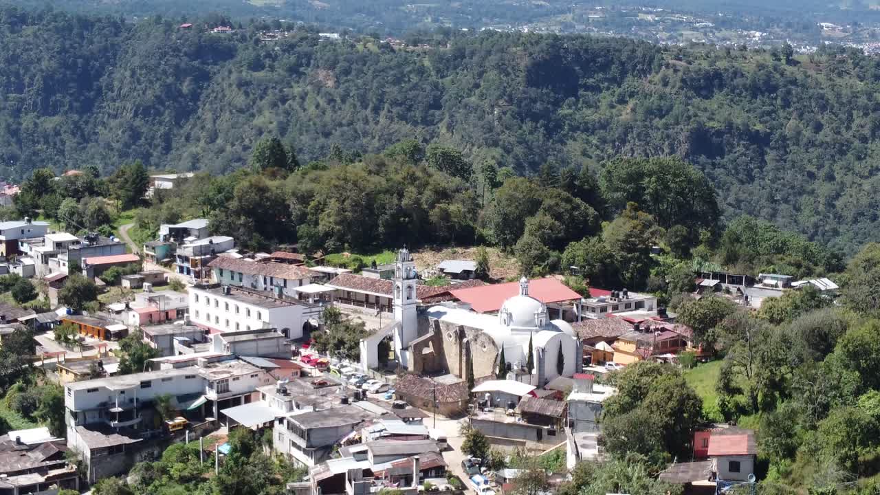 paralaje aéreo de zacatlan a la luz del día, edificios iluminados por el sol, pueblo, méxico