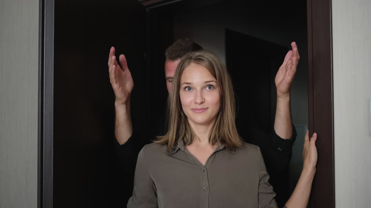 пара общается у двери.