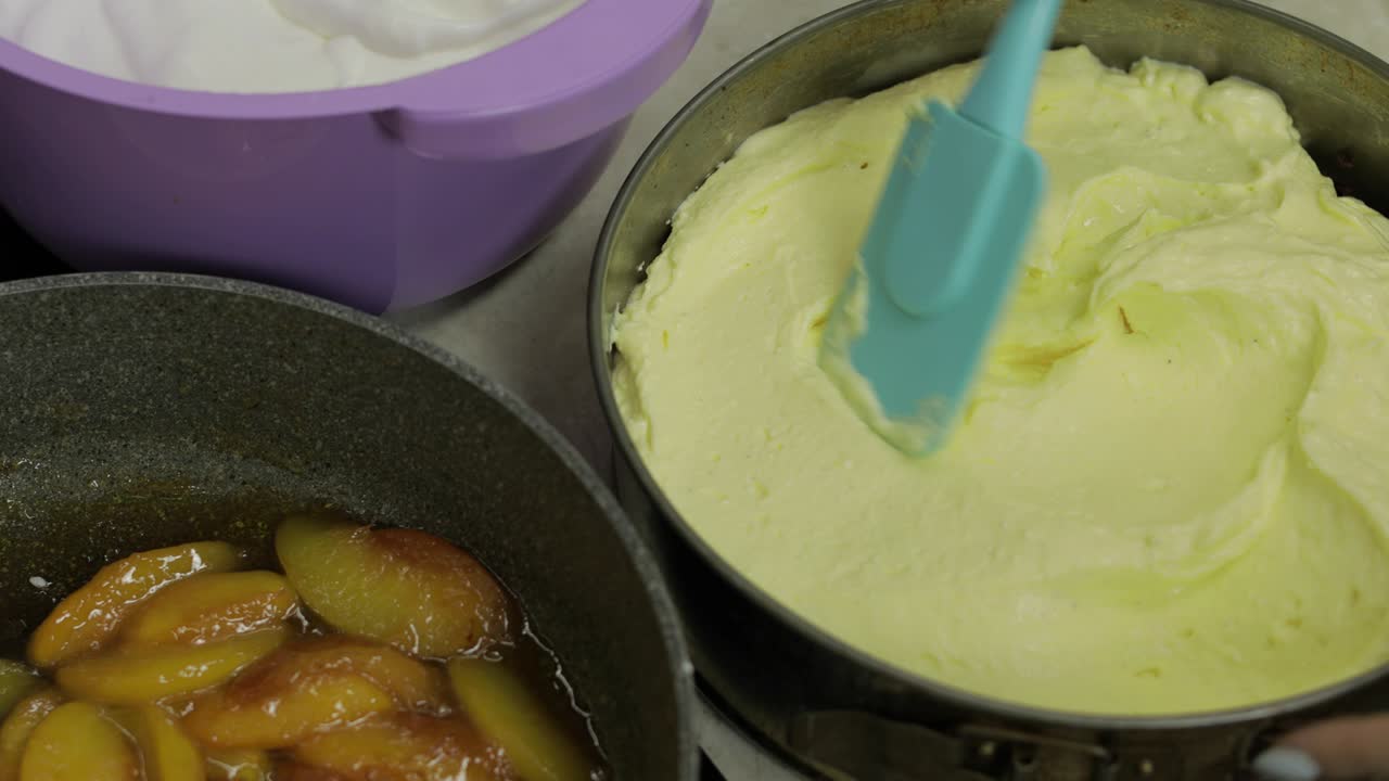 poner queso cottage mixto y huevos de pollo en la masa de chocolate. pastel de queso