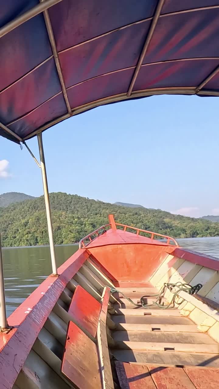 평온한 강 풍경을 가로질러 평화로운 여행.