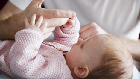 Dulce-Hija-Acostada-Y-Jugando-Con-La-Mano-De-Papá