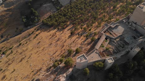 Castillo-De-Jaen,-España-Castillo-De-Jaen-Volando-Y-Tomas-Terrestres-Desde-Este-Castillo-Medieval-En-La-Tarde-De-Verano,-Tambien-Muestra-La-Ciudad-De-Jaen-Hecha-Con-Un-Drone-Y-Una-Camara-De-Accion-A-4k-24fps-Usando-Filtros-Nd-54