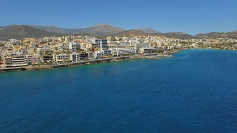 la ciudad costera de agios nikolaos en la isla de creta, durante el verano