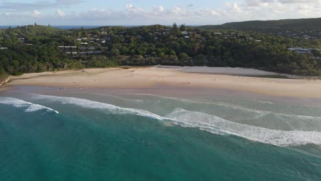 Türkisblaues-Meer-Mit-Touristen,-Die-Im-Sommer-Am-Zylinderstrand-Genießen