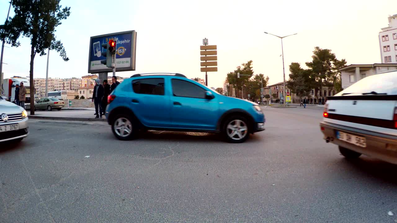 cruce de carreteras con coches calle moderna de la ciudad antigua sanliurfa día nublado de invierno