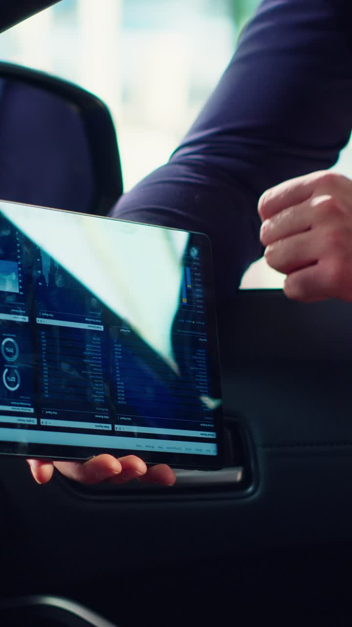 Professionisti aziendali che analizzano dati finanziari su tablet digitale in auto