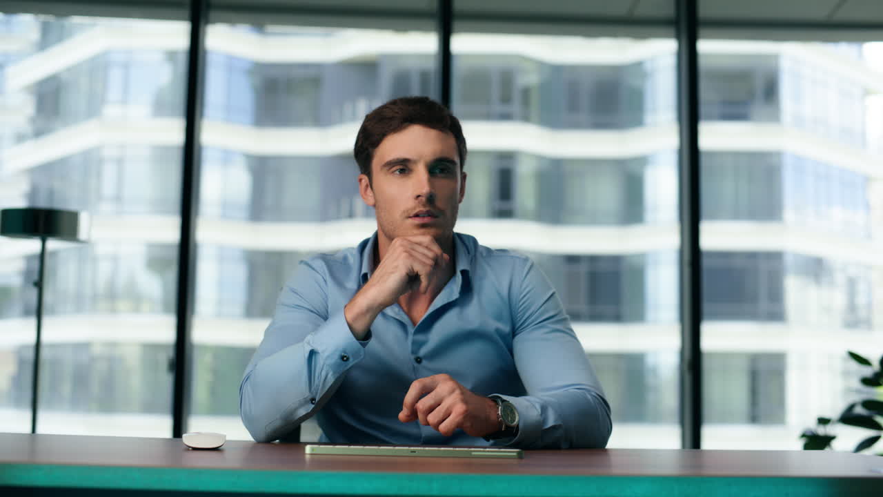 especialista en la operación de la realidad virtual animación holográfica escribiendo de cerca.