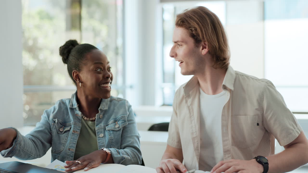 estudiantes felices celebrando el éxito