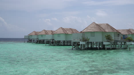 playa tropical y mar en maldivas