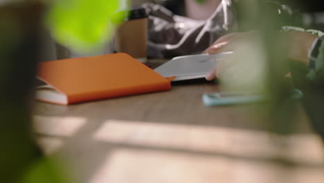 manos cerradas joven mujer afroamericana usando smartphone en un café navegando en línea leyendo mensajes de redes sociales enviando mensajes de texto disfrutando bebiendo café relajándose en un restaurante de moda