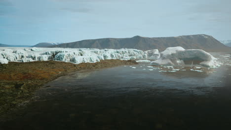 Vista-Nublada-De-Verano-Al-Gran-Glaciar