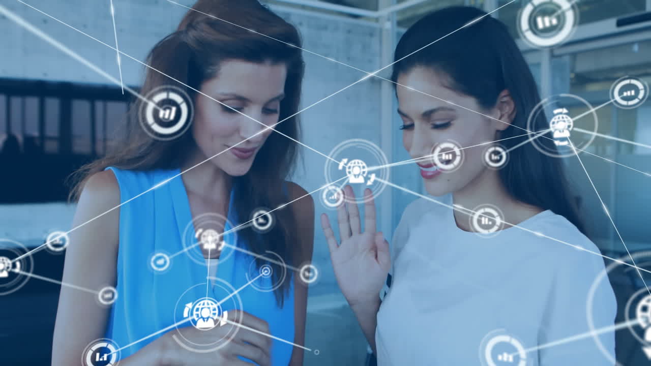 animación de la red de conexiones con íconos del globo sobre diversas mujeres hablando