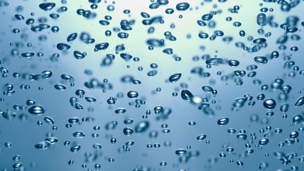 파란 물에 많은 물 거품이 가 ⁇ 게, 느린 움직임의 거품과 함께 추상적인 물 파동.