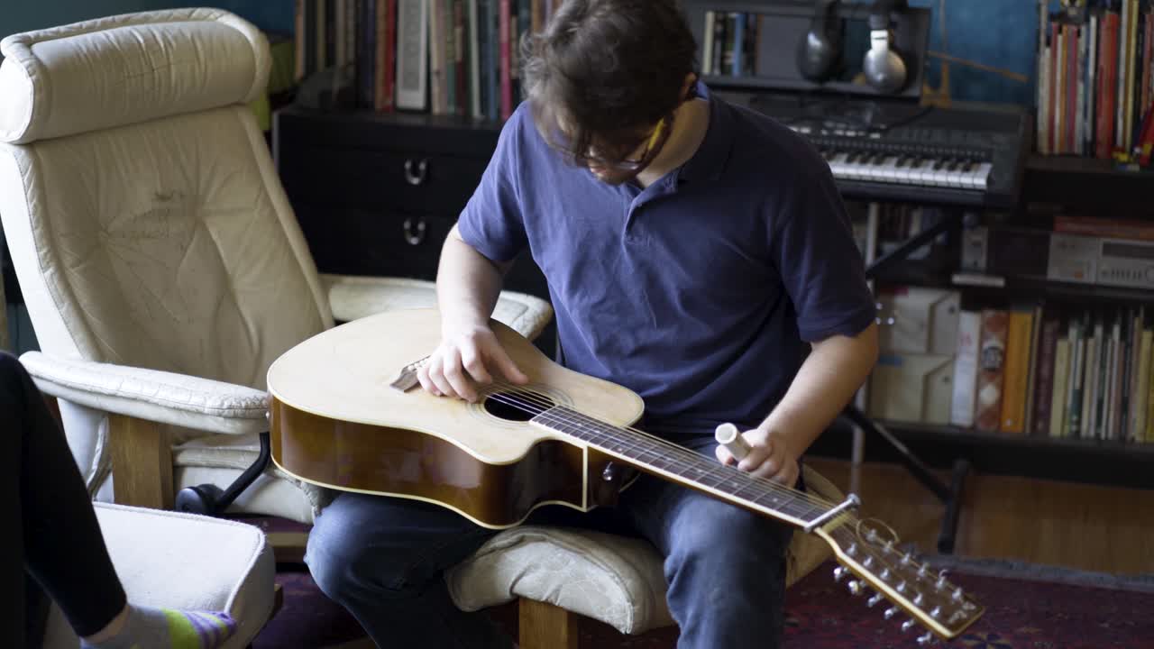 hombre tocando la guitarra acústica