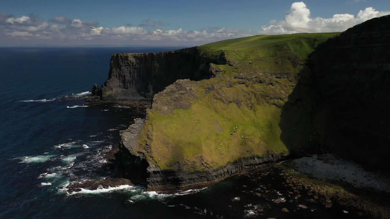 acantilados caídos de los acantilados de la costa irlandesa de moher, erosión costera, plataforma rodante aérea